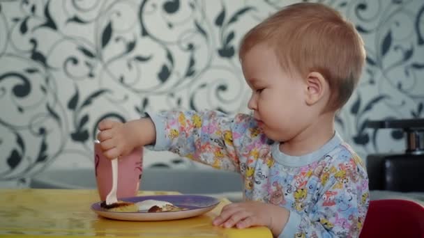 魅力的な赤ちゃんはチーズパンケーキを食べる 彼は家にいる 朝食を取ってる — ストック動画