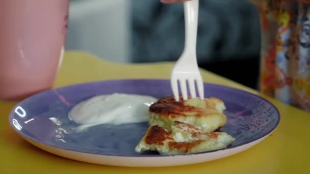 Charmigt Barn Äter Ostpannkakor Han Hemma Han Äter Frukost — Stockvideo