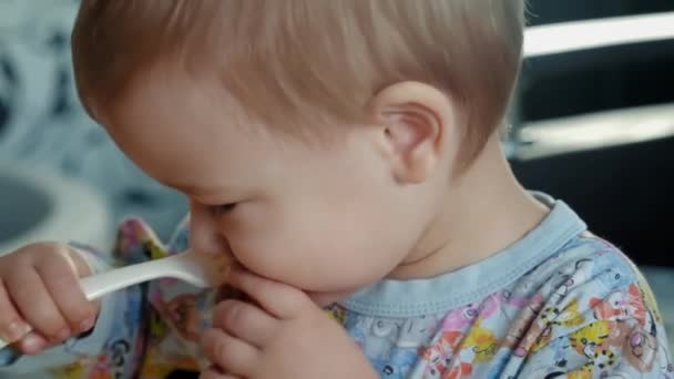 Bebé Encantador Come Panqueques Queso Está Casa Está Desayunando — Vídeo de stock