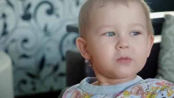 Bebê Encantador Aponta Dedo Para Câmera Sorri — Vídeo de Stock