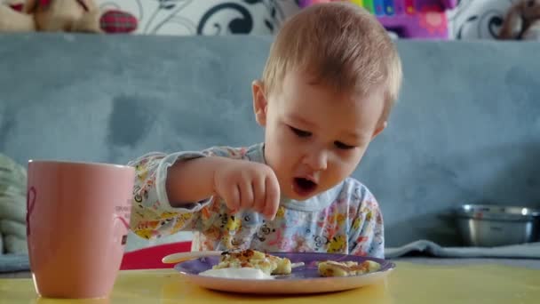 迷人的婴儿吃奶酪煎饼 他在他的家里他在吃早饭 — 图库视频影像