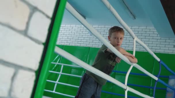 Barnet Står Boxningsringen Med Repen — Stockvideo