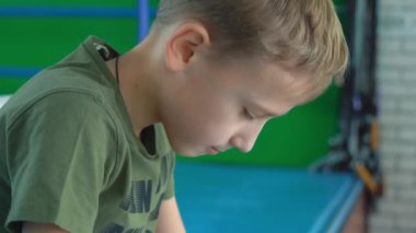 Çocuk ringde otururken farklı duygular hissediyor..