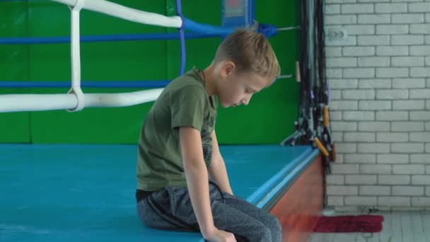 子供はリングに座って異なる感情を感じる — ストック動画