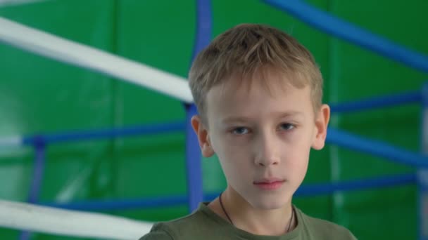 Barnet Tittar Noga Kameran Från Boxningsringen — Stockvideo