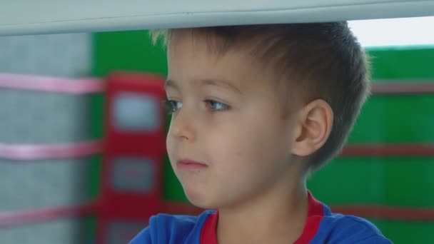 Bambino Sta Guardando Attentamente Dal Ring Boxe — Video Stock