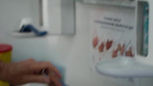 一个大男人 一个用绷带包扎的医生 在水槽里彻底洗手 — 图库视频影像
