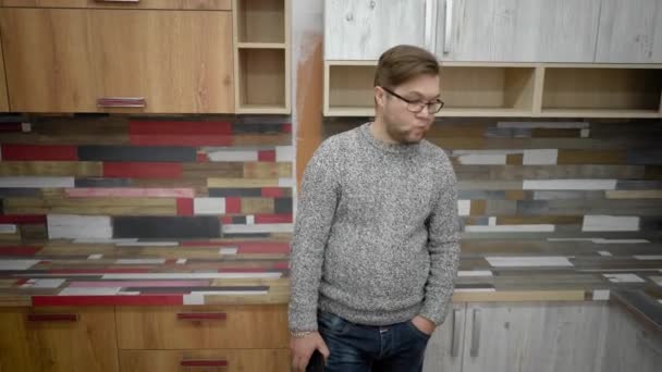 Hombre Con Barba Gafas Vestido Con Jeans Suéter Para Cocina — Vídeo de stock