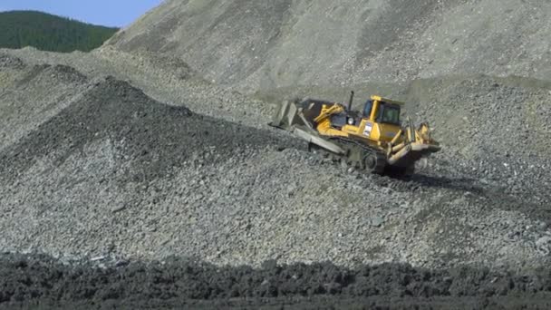 苏苏曼斯基区 2019年8月14日 Komatsu D375A推土机在金矿的工作 — 图库视频影像
