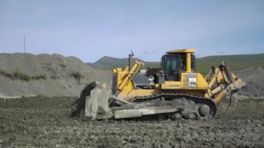 Susumansky Bölgesi, Rusya - 14 Ağustos 2019. Altın madenindeki Komatsu d375a buldozerinin işi..