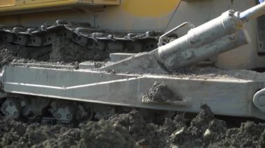 Susumansky Bölgesi, Rusya - 14 Ağustos 2019. Altın madenindeki Komatsu d375a buldozerinin işi..