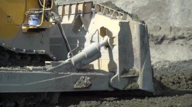 Susumansky Bölgesi, Rusya - 14 Ağustos 2019. Altın madenindeki Komatsu d375a buldozerinin işi..