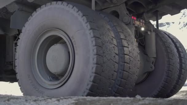 Polyus Ryssland 2020 Gruvtrucken Lossar Malm Krossningsanläggningen — Stockvideo