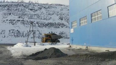 Polyus - Rusya, 05.02.2020: Madencilik çöp kamyonu maden cevherlerini ezici komplekse boşaltıyor.