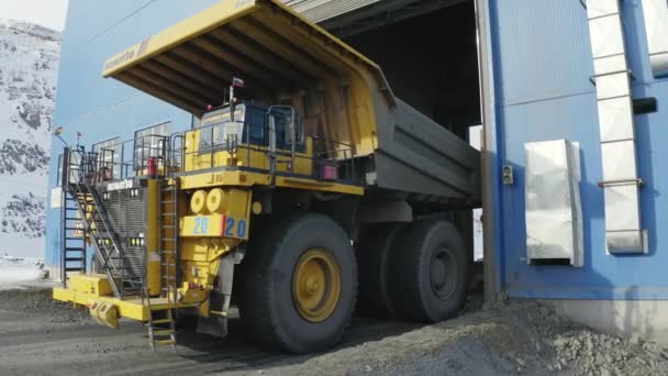 Polyus Russia 2020 Mining Dump Truck Unload Ore Crushing Complex — 图库视频影像