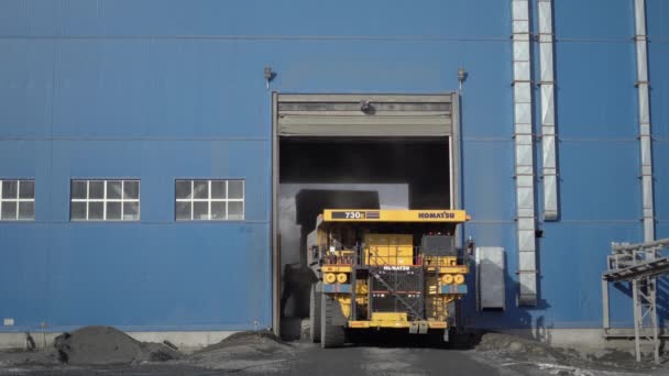 우루스 러시아 2020 덤프트럭 속으로 광석을 하역하다 — 비디오