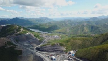 Altın madeninin insansız hava aracından ateş etmek. Taş ocağını ve çeşitli binaları görebilirsiniz. Çatışma 2019 yazında gerçekleşti..