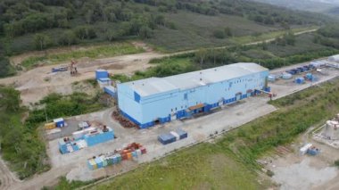 Kamçatka 'daki bir altın madeninin üzerinden uçacağız. Değirmen ve Kuyruklar.