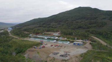 Kamçatka 'daki bir altın madeninin üzerinden uçacağız. Değirmen ve Kuyruklar.