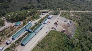 Kamçatka 'daki bir altın madeninin üzerinden uçacağız. Değirmen ve Kuyruklar.