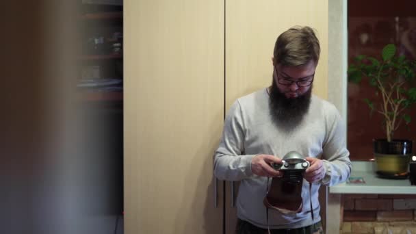 年轻的胡子家伙用老式相机 F30 5V相机是哈尔科夫生产工程协会 Kharkiv Production Engineering Association 在1975年至1991年间生产的 — 图库视频影像