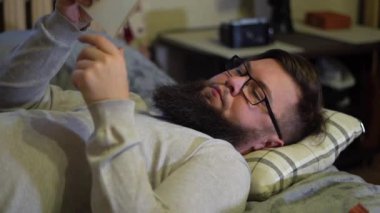 Genç sakallı adam klasik bir kamera kullanıyor. Eski fotoğraflara bakıyorum. Kamera F30-5v 1975 'ten 1991' e kadar Kharkiv Üretim Mühendisliği Derneği tarafından üretildi..