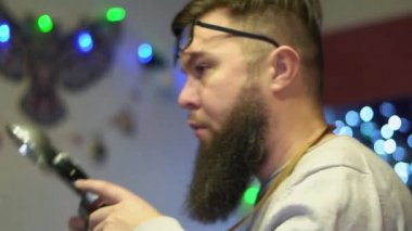 Genç sakallı adam klasik bir kamera kullanıyor. Eski fotoğraflara bakıyorum. Kamera F30-5v 1975 'ten 1991' e kadar Kharkiv Üretim Mühendisliği Derneği tarafından üretildi..