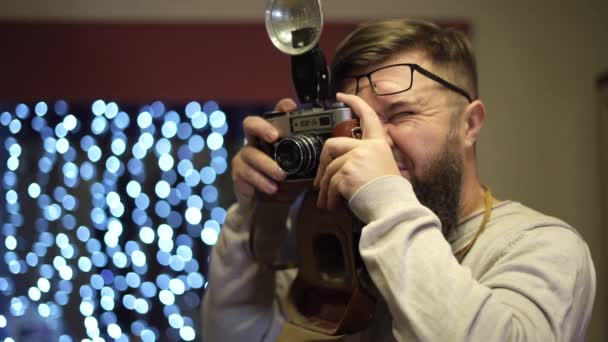 若い髭の男がヴィンテージカメラを使ってる 古い写真を見る カメラF30 5Vは ハリコフ生産技術協会によって生産されました Fed から1975へ1991 — ストック動画