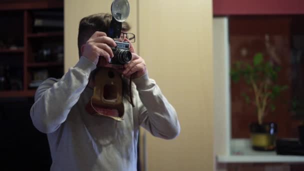 若い髭の男がヴィンテージカメラを使ってる 古い写真を見る カメラF30 5Vは ハリコフ生産技術協会によって生産されました Fed から1975へ1991 — ストック動画