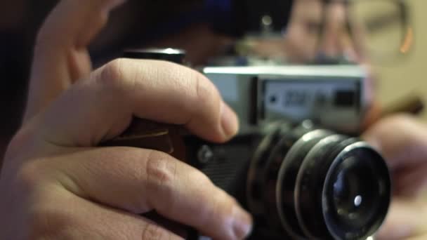 Ung Skäggig Kille Använder Vintagekamera Kameran F30 Tillverkades Kharkiv Production — Stockvideo