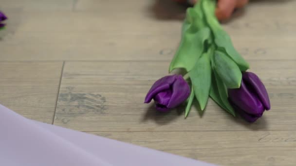 Die Floristin Sammelt Einen Strauß Lila Tulpen — Stockvideo