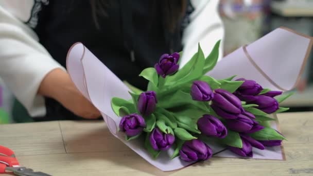 Die Floristin Sammelt Einen Strauß Tulpen Und Bindet Ein Band — Stockvideo