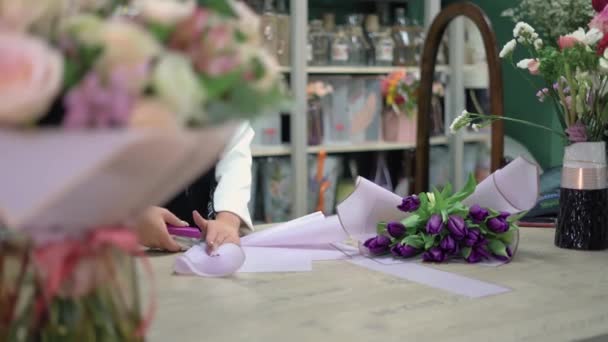 Florista Recolhe Buquê Tulipas Roxas Florista Prepara Papel Embrulho Para — Vídeo de Stock