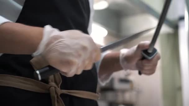 Cocinero Afila Cuchillo Con Afilador Especial Primer Plano — Vídeo de stock