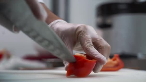 Cozinheiro Corta Pimenta Vermelha Mesa Cozinha Close — Vídeo de Stock