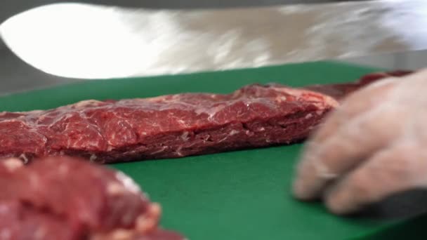 Cocinero Corta Carne Tabla Verde Que Corta Hacer Filete — Vídeos de Stock