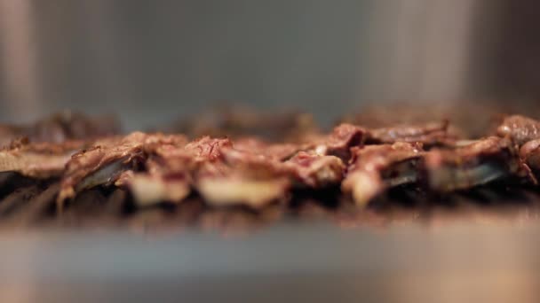 Chef Cozinha Delicioso Bife Grelhado Close Cozinheiro Vira Carne Grelhada — Vídeo de Stock