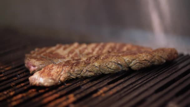 Szef Kuchni Gotuje Pyszny Grillowany Stek Zbliżenie Cook Odwraca Grillowane — Wideo stockowe