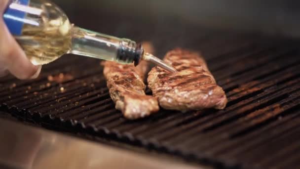 Šéfkuchař Uvaří Vynikající Grilovaný Steak Detailní Záběr Šéfkuchař Zalévá Maso — Stock video