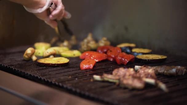 Chef Cuisine Délicieux Steak Grillé Gros Plan Cuire Les Légumes — Video