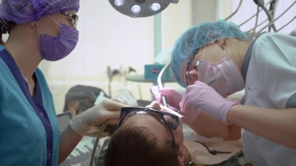 Paciente Cita Con Dentista Dentista Asistente Están Tratando Paciente Con — Vídeos de Stock