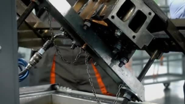 Den Europeiska Mannen Fabrikens Mekaniker För Restaurering Motorer Reparerar Motorhuvuden — Stockvideo
