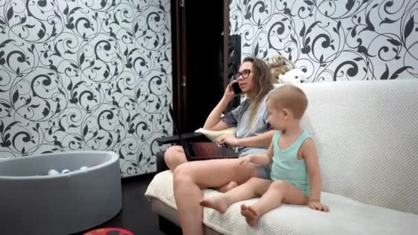 Fille Travaille Maison Pour Son Ordinateur Portable Elle Parle Sur — Video