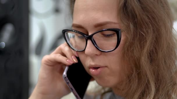 Menina Trabalha Casa Para Laptop Ela Fala Telemóvel — Vídeo de Stock