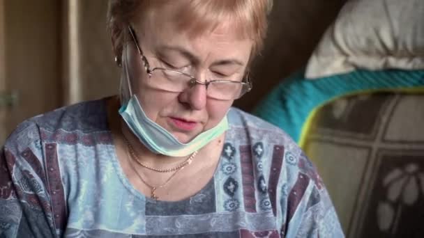 Oma Haalt Het Eten Uit Tas Die Vrijwilligers Haar Brachten — Stockvideo