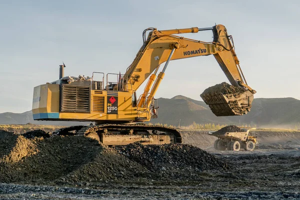 Εργασίες Των Μηχανημάτων Εξόρυξης Komatsu Στο Πολύγωνο Στην Πόλη Magadan — Φωτογραφία Αρχείου