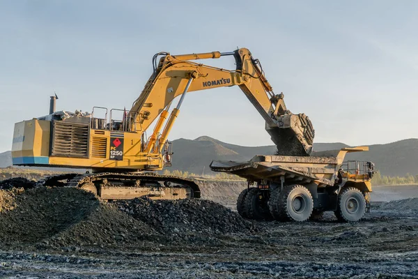 Εργασίες Των Μηχανημάτων Εξόρυξης Komatsu Στο Πολύγωνο Στην Πόλη Magadan — Φωτογραφία Αρχείου
