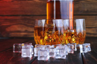 Tahtalarda servis edilen iki bardak buzlu viski..