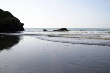 Güzel mavi Akdeniz ve gökyüzü. Beyaz kumdan ünlü plajlar, en sevilen turistik yerler..