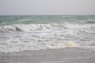 Deniz dalgası yakın, alçak görüş açısı.